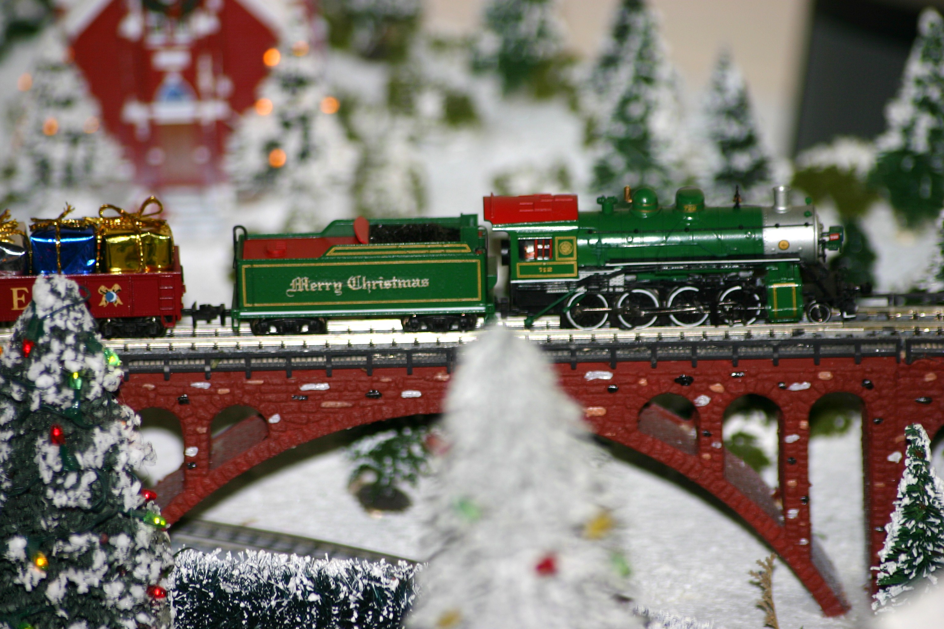 N scale christmas store train sets